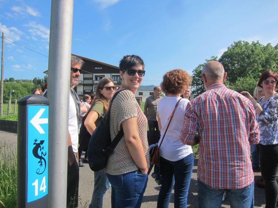 Bernardo Atxaga despertó el interés de los asistentes a la visita guiada que realizó en Asteasu para recordar diferentes pasajes de su obra 'Muskarraren bidea'. 