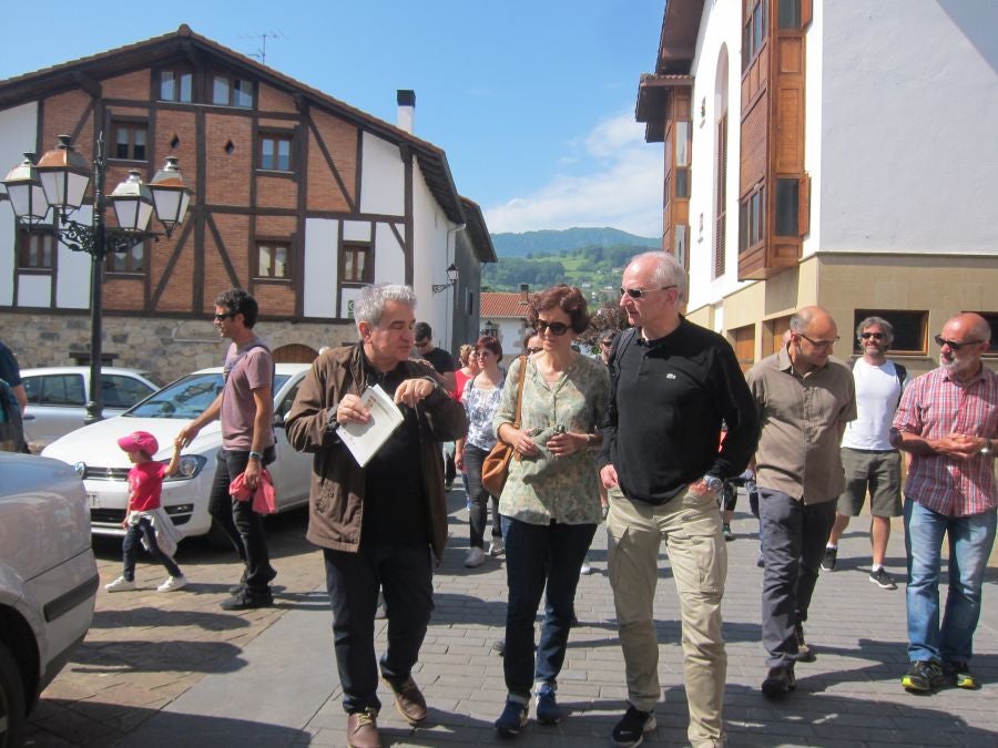 Bernardo Atxaga despertó el interés de los asistentes a la visita guiada que realizó en Asteasu para recordar diferentes pasajes de su obra 'Muskarraren bidea'. 