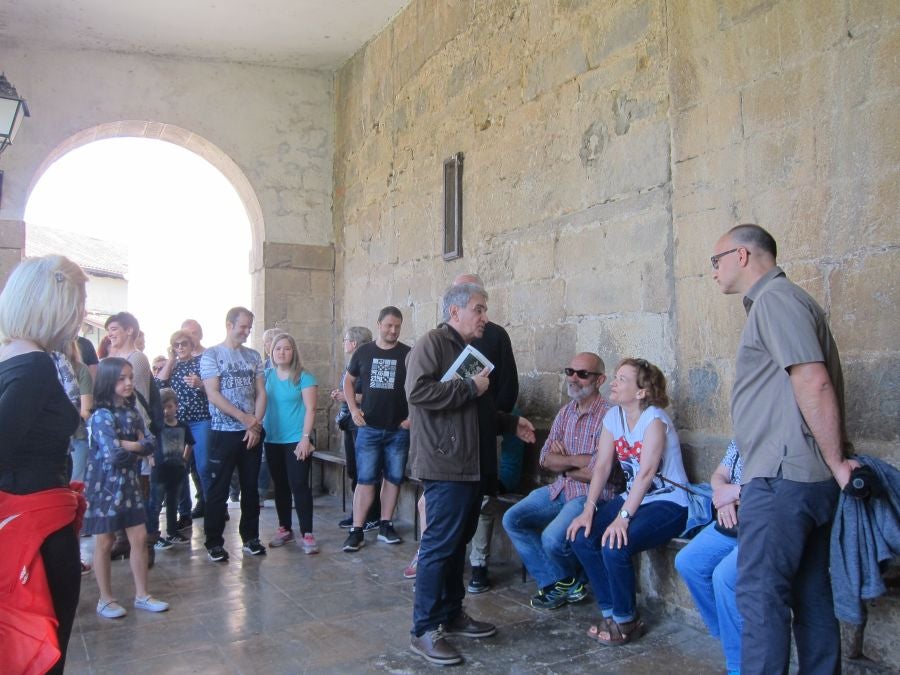 Bernardo Atxaga despertó el interés de los asistentes a la visita guiada que realizó en Asteasu para recordar diferentes pasajes de su obra 'Muskarraren bidea'. 