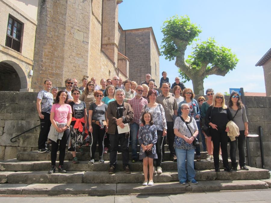 Bernardo Atxaga despertó el interés de los asistentes a la visita guiada que realizó en Asteasu para recordar diferentes pasajes de su obra 'Muskarraren bidea'. 