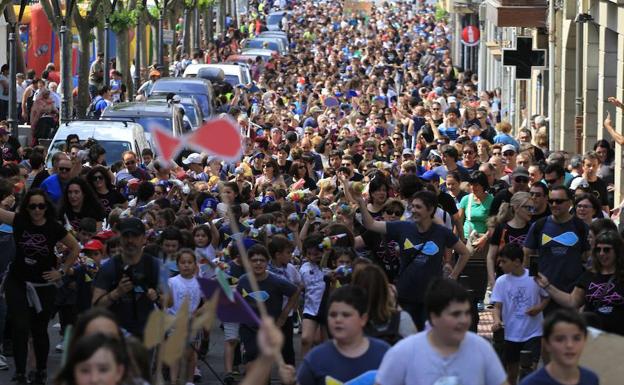 Miles de personas abarrotaron las calles de Lekeitio para celebrar la fiesta de la Escuela Pública Vasca