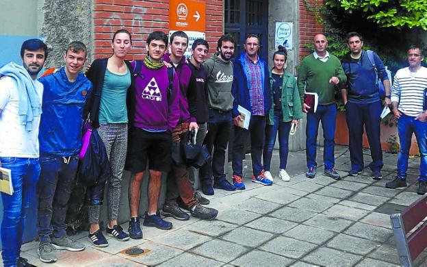 Piragüismo. Los cursillistas con Joseba Saies, tercero por la derecha, a las puertas del Euskaltegi municipal, antes de una clase teórica.