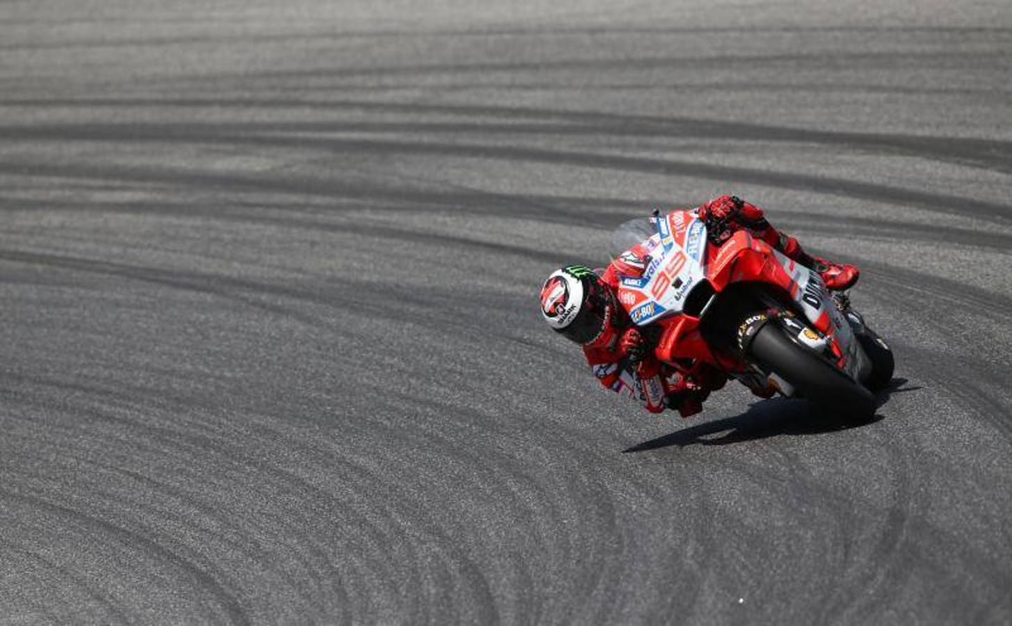 El piloto español se impuso por delante de los italianos Dovizioso y Rossi y consigue su primera victoria como piloto de la escudería transalpina