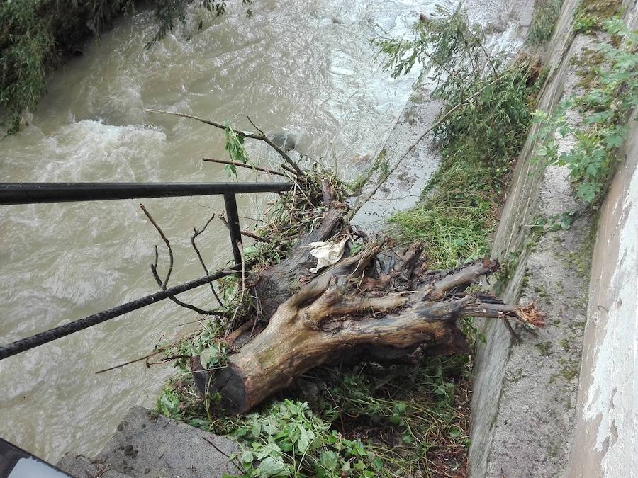 Antzuola se enfrenta este lunes al día después de la intensa tromba de agua caída el domingo y que ha provocado daños en la localidad.