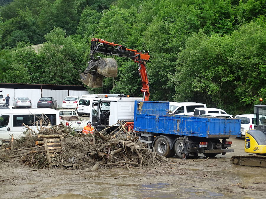 Antzuola y Bergara se enfrentan este lunes al día después de la intensa tromba de agua caída el domingo y que ha provocado daños en ambas localidades.
