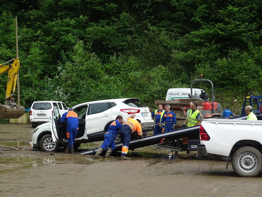 Antzuola y Bergara se enfrentan este lunes al día después de la intensa tromba de agua caída el domingo y que ha provocado daños en ambas localidades.