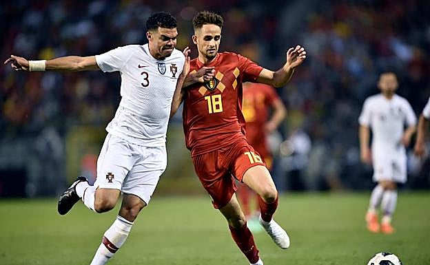 Pepe y Januzaj, en el partido amistoso entre las selecciones de Portugal y Bélgica.