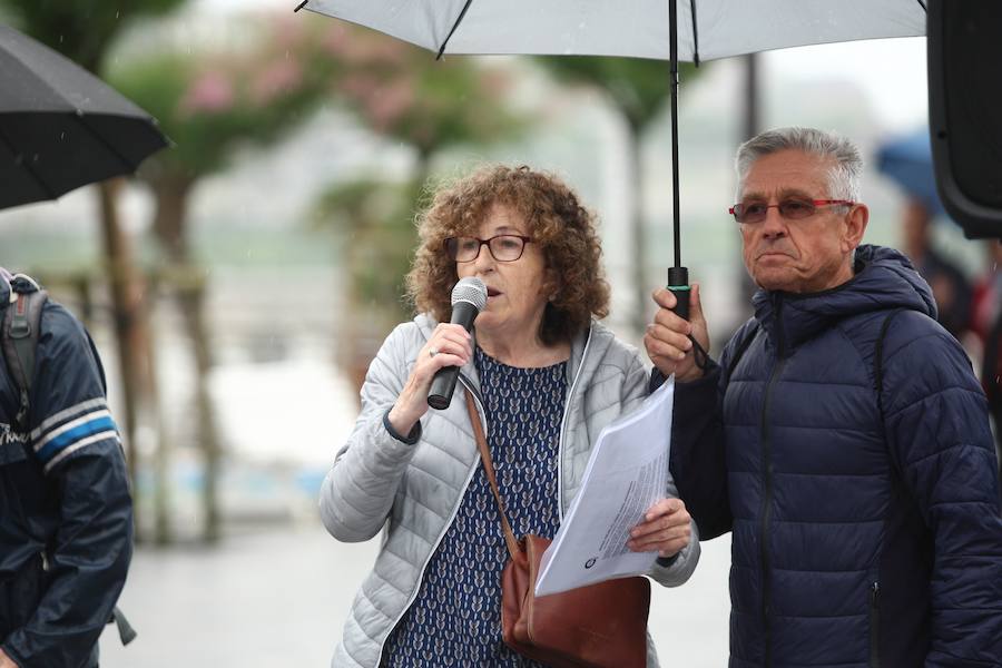 Un lunes más varios cientos de personas han participado en la Asamblea de Jubilados y Pensionistas de Alderdi Eder, en Donostia. «Rajoy ha caído y es para alegrarse», ha indicado un portavoz,, que ha indicado que los pensionistas pueden «tener dudas» respecto del nuevo jefe del Ejecutivo, Pedro Sánchez, «si se tiene en cuenta las reformas laborales y de pensiones que llevó a cabo el PSOE».