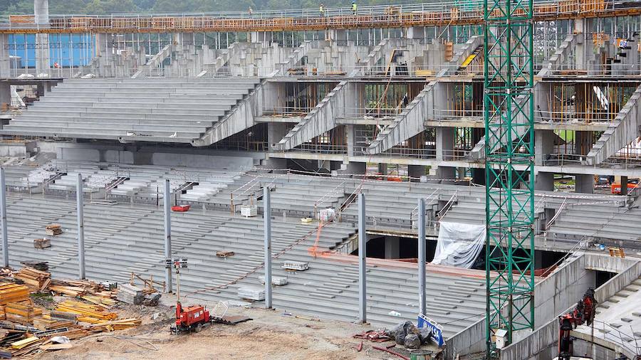 Las obras del estadio de Anoeta siguen su curso. El fondo sur sigue avanzando y los operarios siguen trabajando en las gradas de las tribunas bajas