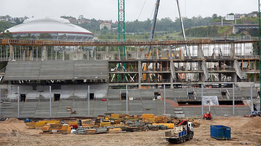 Las obras del estadio de Anoeta siguen su curso. El fondo sur sigue avanzando y los operarios siguen trabajando en las gradas de las tribunas bajas