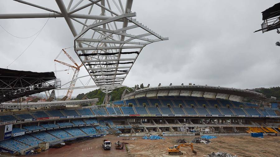 Las obras del estadio de Anoeta siguen su curso. El fondo sur sigue avanzando y los operarios siguen trabajando en las gradas de las tribunas bajas