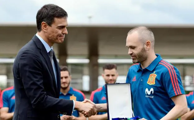 Andrés Iniesta recibe la distinción de manos de Pedro Sánchez.