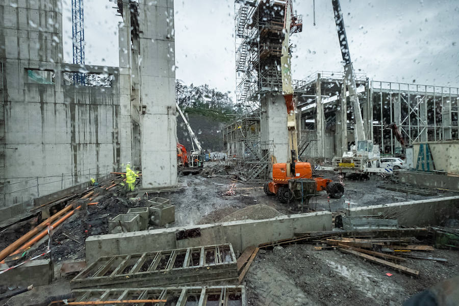 El diputado general, Markel Olano, y el presidente del Consorcio de Residuos y diputado de Medio Ambiente y Obras Hidráulicas, José Ignacio Asensio, han visitado las obras del Complejo Medioambiental de Gipuzkoa (CMG-1), en Zubieta. Durante el recorrido realizado, los responsables forales han comprobado el estado de los trabajos que ya han superado el 50% de su ejecución global y el 70% en lo que se refiere a las tareas de construcción y obra civil. 