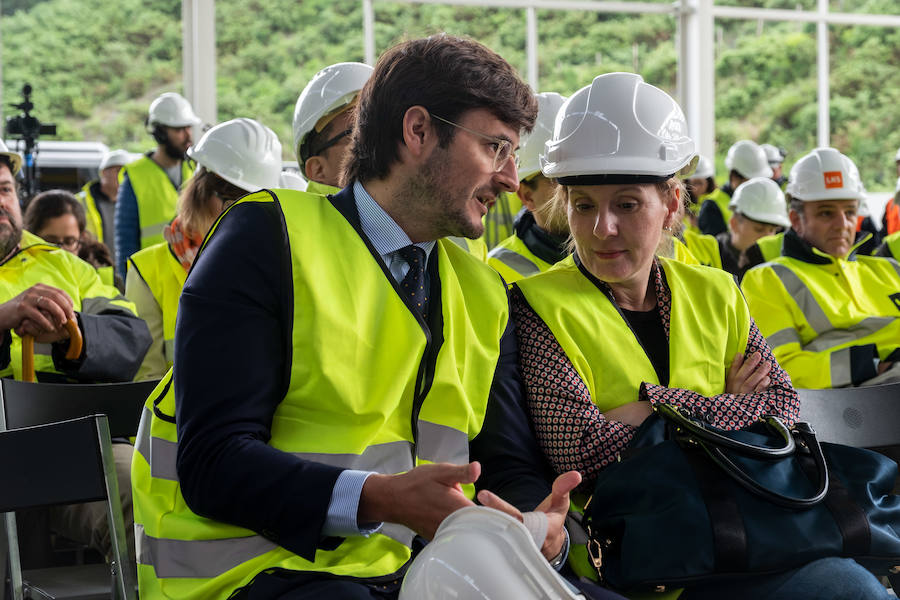 El diputado general, Markel Olano, y el presidente del Consorcio de Residuos y diputado de Medio Ambiente y Obras Hidráulicas, José Ignacio Asensio, han visitado las obras del Complejo Medioambiental de Gipuzkoa (CMG-1), en Zubieta. Durante el recorrido realizado, los responsables forales han comprobado el estado de los trabajos que ya han superado el 50% de su ejecución global y el 70% en lo que se refiere a las tareas de construcción y obra civil. 