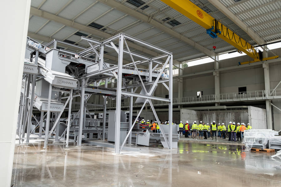 El diputado general, Markel Olano, y el presidente del Consorcio de Residuos y diputado de Medio Ambiente y Obras Hidráulicas, José Ignacio Asensio, han visitado las obras del Complejo Medioambiental de Gipuzkoa (CMG-1), en Zubieta. Durante el recorrido realizado, los responsables forales han comprobado el estado de los trabajos que ya han superado el 50% de su ejecución global y el 70% en lo que se refiere a las tareas de construcción y obra civil. 