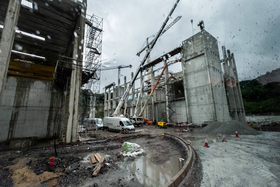 El diputado general, Markel Olano, y el presidente del Consorcio de Residuos y diputado de Medio Ambiente y Obras Hidráulicas, José Ignacio Asensio, han visitado las obras del Complejo Medioambiental de Gipuzkoa (CMG-1), en Zubieta. Durante el recorrido realizado, los responsables forales han comprobado el estado de los trabajos que ya han superado el 50% de su ejecución global y el 70% en lo que se refiere a las tareas de construcción y obra civil. 