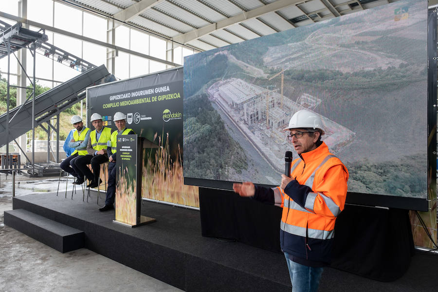 El diputado general, Markel Olano, y el presidente del Consorcio de Residuos y diputado de Medio Ambiente y Obras Hidráulicas, José Ignacio Asensio, han visitado las obras del Complejo Medioambiental de Gipuzkoa (CMG-1), en Zubieta. Durante el recorrido realizado, los responsables forales han comprobado el estado de los trabajos que ya han superado el 50% de su ejecución global y el 70% en lo que se refiere a las tareas de construcción y obra civil. 