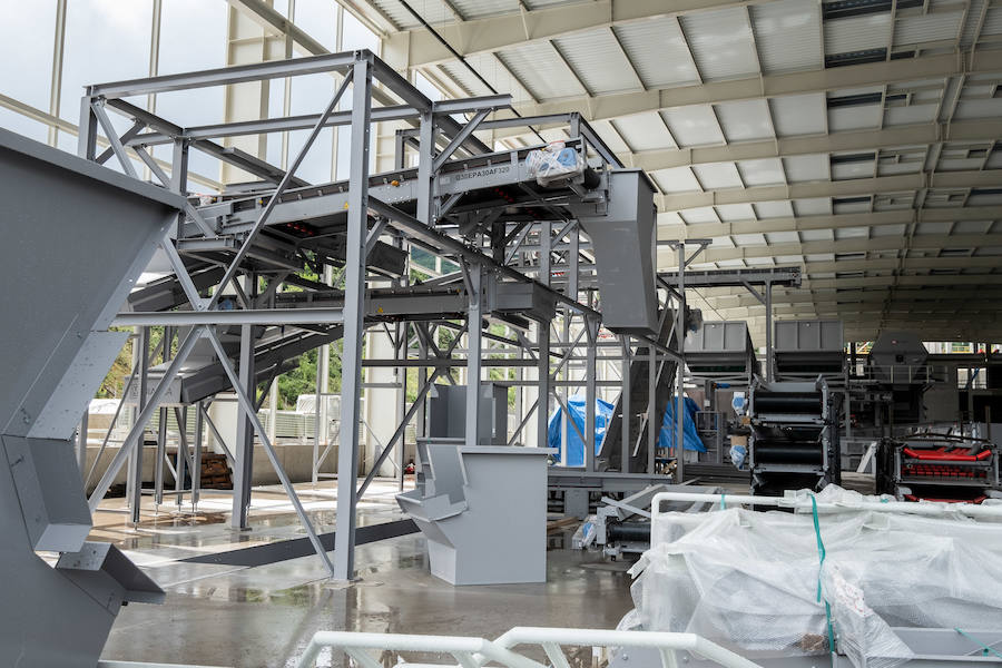 El diputado general, Markel Olano, y el presidente del Consorcio de Residuos y diputado de Medio Ambiente y Obras Hidráulicas, José Ignacio Asensio, han visitado las obras del Complejo Medioambiental de Gipuzkoa (CMG-1), en Zubieta. Durante el recorrido realizado, los responsables forales han comprobado el estado de los trabajos que ya han superado el 50% de su ejecución global y el 70% en lo que se refiere a las tareas de construcción y obra civil. 