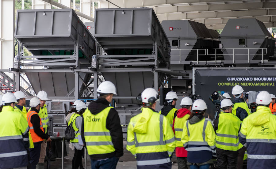 El diputado general, Markel Olano, y el presidente del Consorcio de Residuos y diputado de Medio Ambiente y Obras Hidráulicas, José Ignacio Asensio, han visitado las obras del Complejo Medioambiental de Gipuzkoa (CMG-1), en Zubieta. Durante el recorrido realizado, los responsables forales han comprobado el estado de los trabajos que ya han superado el 50% de su ejecución global y el 70% en lo que se refiere a las tareas de construcción y obra civil. 