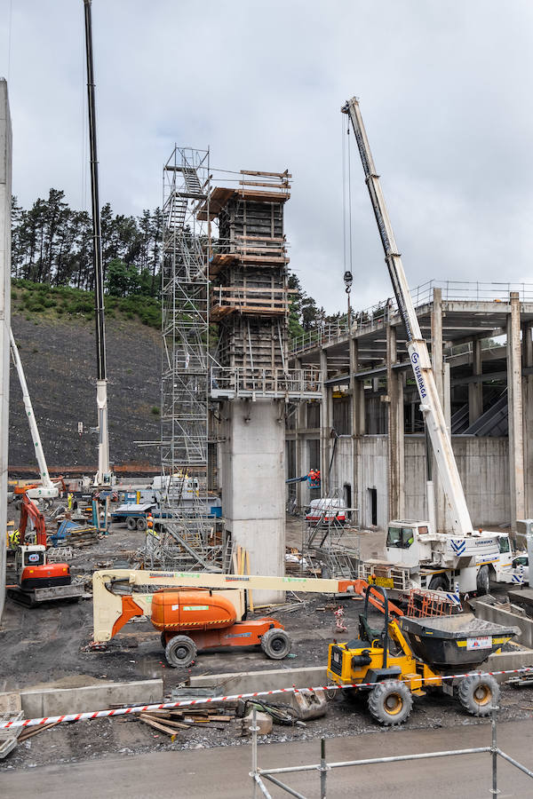 El diputado general, Markel Olano, y el presidente del Consorcio de Residuos y diputado de Medio Ambiente y Obras Hidráulicas, José Ignacio Asensio, han visitado las obras del Complejo Medioambiental de Gipuzkoa (CMG-1), en Zubieta. Durante el recorrido realizado, los responsables forales han comprobado el estado de los trabajos que ya han superado el 50% de su ejecución global y el 70% en lo que se refiere a las tareas de construcción y obra civil. 