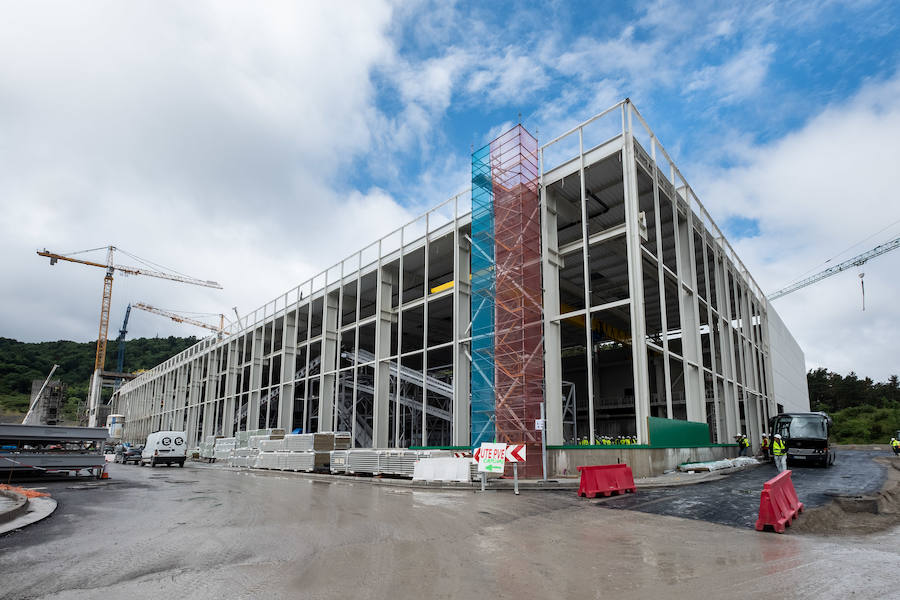 El diputado general, Markel Olano, y el presidente del Consorcio de Residuos y diputado de Medio Ambiente y Obras Hidráulicas, José Ignacio Asensio, han visitado las obras del Complejo Medioambiental de Gipuzkoa (CMG-1), en Zubieta. Durante el recorrido realizado, los responsables forales han comprobado el estado de los trabajos que ya han superado el 50% de su ejecución global y el 70% en lo que se refiere a las tareas de construcción y obra civil. 