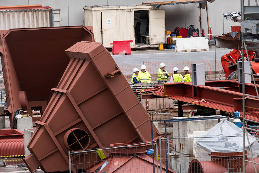 El diputado general, Markel Olano, y el presidente del Consorcio de Residuos y diputado de Medio Ambiente y Obras Hidráulicas, José Ignacio Asensio, han visitado las obras del Complejo Medioambiental de Gipuzkoa (CMG-1), en Zubieta. Durante el recorrido realizado, los responsables forales han comprobado el estado de los trabajos que ya han superado el 50% de su ejecución global y el 70% en lo que se refiere a las tareas de construcción y obra civil. 