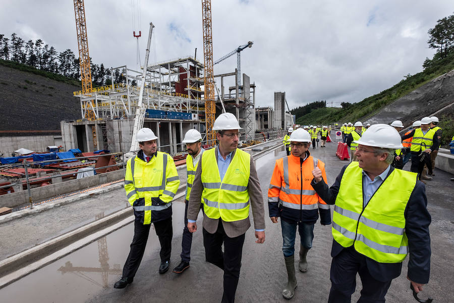 El diputado general, Markel Olano, y el presidente del Consorcio de Residuos y diputado de Medio Ambiente y Obras Hidráulicas, José Ignacio Asensio, han visitado las obras del Complejo Medioambiental de Gipuzkoa (CMG-1), en Zubieta. Durante el recorrido realizado, los responsables forales han comprobado el estado de los trabajos que ya han superado el 50% de su ejecución global y el 70% en lo que se refiere a las tareas de construcción y obra civil. 