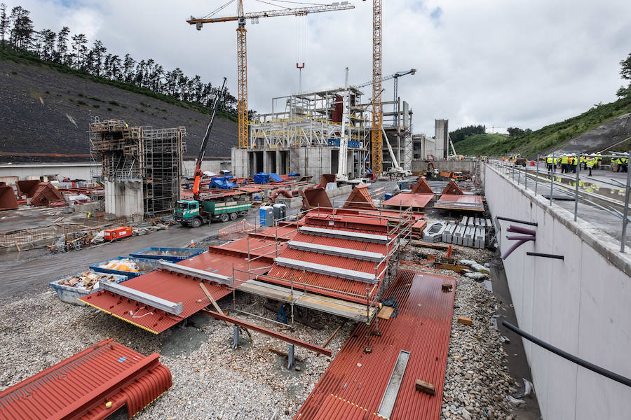 El diputado general, Markel Olano, y el presidente del Consorcio de Residuos y diputado de Medio Ambiente y Obras Hidráulicas, José Ignacio Asensio, han visitado las obras del Complejo Medioambiental de Gipuzkoa (CMG-1), en Zubieta. Durante el recorrido realizado, los responsables forales han comprobado el estado de los trabajos que ya han superado el 50% de su ejecución global y el 70% en lo que se refiere a las tareas de construcción y obra civil. 