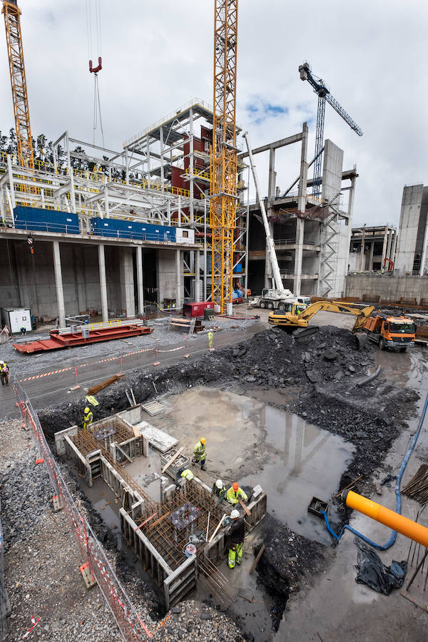 El diputado general, Markel Olano, y el presidente del Consorcio de Residuos y diputado de Medio Ambiente y Obras Hidráulicas, José Ignacio Asensio, han visitado las obras del Complejo Medioambiental de Gipuzkoa (CMG-1), en Zubieta. Durante el recorrido realizado, los responsables forales han comprobado el estado de los trabajos que ya han superado el 50% de su ejecución global y el 70% en lo que se refiere a las tareas de construcción y obra civil. 