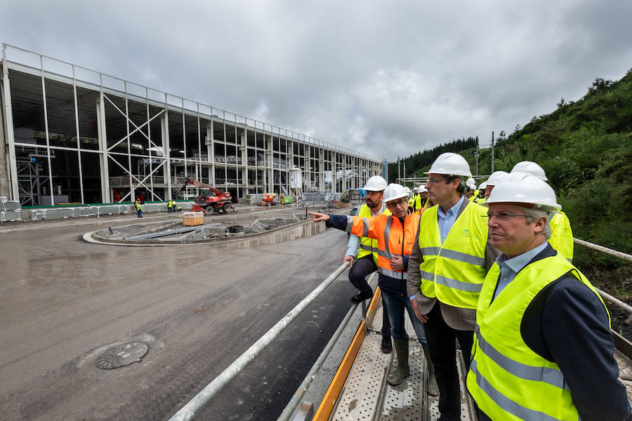 El diputado general, Markel Olano, y el presidente del Consorcio de Residuos y diputado de Medio Ambiente y Obras Hidráulicas, José Ignacio Asensio, han visitado las obras del Complejo Medioambiental de Gipuzkoa (CMG-1), en Zubieta. Durante el recorrido realizado, los responsables forales han comprobado el estado de los trabajos que ya han superado el 50% de su ejecución global y el 70% en lo que se refiere a las tareas de construcción y obra civil. 