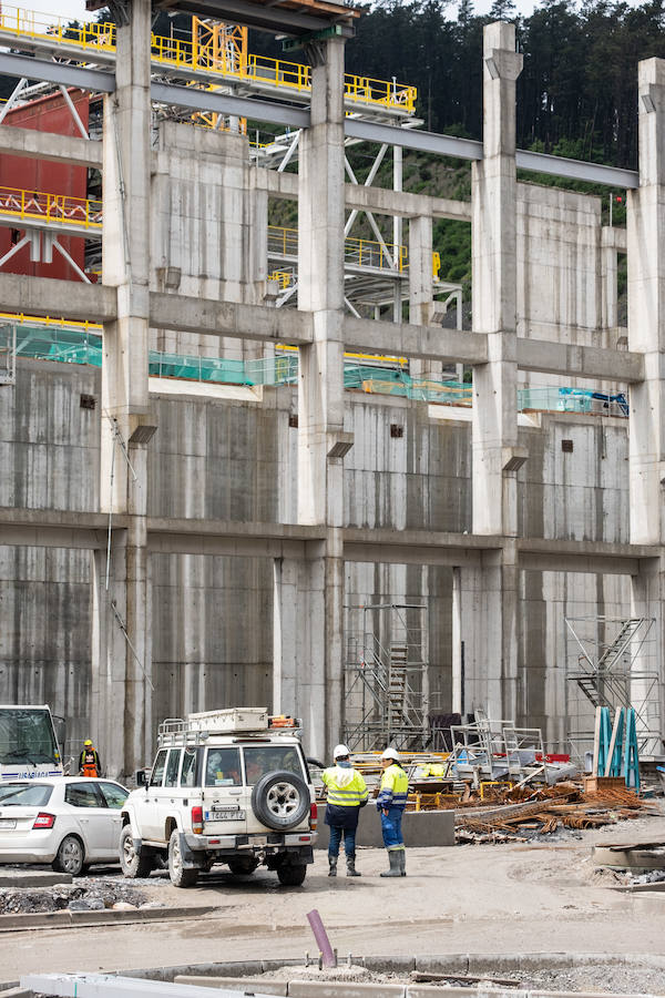 El diputado general, Markel Olano, y el presidente del Consorcio de Residuos y diputado de Medio Ambiente y Obras Hidráulicas, José Ignacio Asensio, han visitado las obras del Complejo Medioambiental de Gipuzkoa (CMG-1), en Zubieta. Durante el recorrido realizado, los responsables forales han comprobado el estado de los trabajos que ya han superado el 50% de su ejecución global y el 70% en lo que se refiere a las tareas de construcción y obra civil. 
