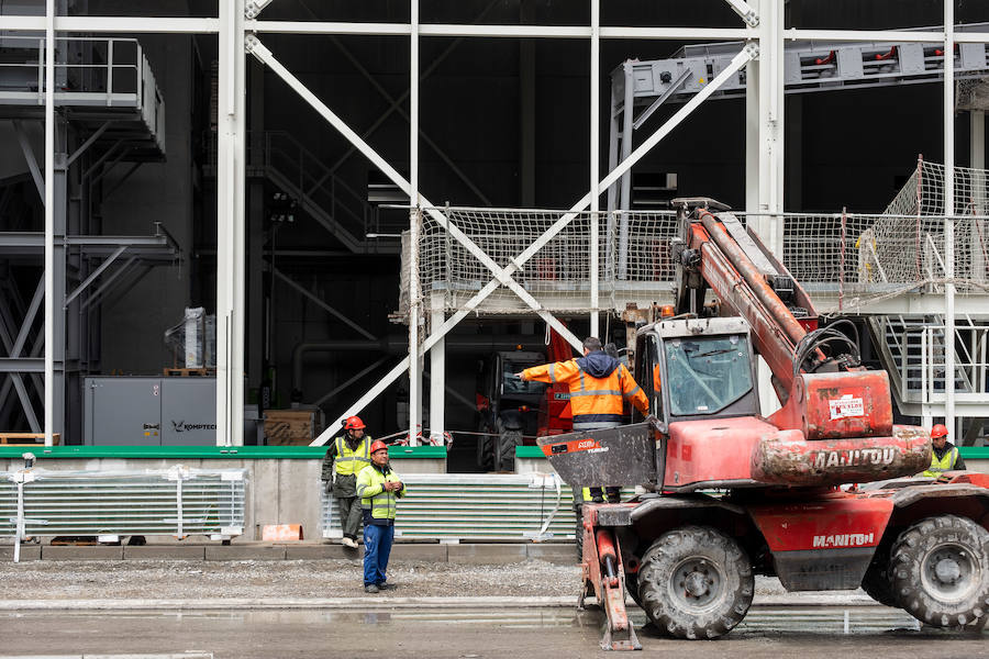 El diputado general, Markel Olano, y el presidente del Consorcio de Residuos y diputado de Medio Ambiente y Obras Hidráulicas, José Ignacio Asensio, han visitado las obras del Complejo Medioambiental de Gipuzkoa (CMG-1), en Zubieta. Durante el recorrido realizado, los responsables forales han comprobado el estado de los trabajos que ya han superado el 50% de su ejecución global y el 70% en lo que se refiere a las tareas de construcción y obra civil. 