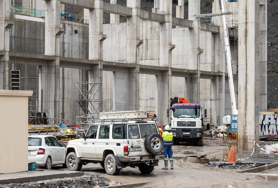 El diputado general, Markel Olano, y el presidente del Consorcio de Residuos y diputado de Medio Ambiente y Obras Hidráulicas, José Ignacio Asensio, han visitado las obras del Complejo Medioambiental de Gipuzkoa (CMG-1), en Zubieta. Durante el recorrido realizado, los responsables forales han comprobado el estado de los trabajos que ya han superado el 50% de su ejecución global y el 70% en lo que se refiere a las tareas de construcción y obra civil. 