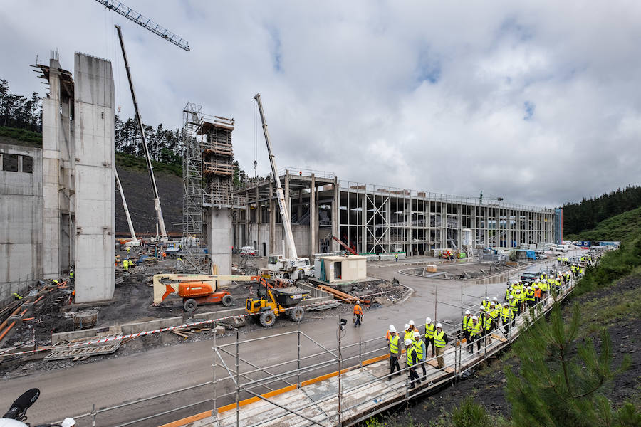 El diputado general, Markel Olano, y el presidente del Consorcio de Residuos y diputado de Medio Ambiente y Obras Hidráulicas, José Ignacio Asensio, han visitado las obras del Complejo Medioambiental de Gipuzkoa (CMG-1), en Zubieta. Durante el recorrido realizado, los responsables forales han comprobado el estado de los trabajos que ya han superado el 50% de su ejecución global y el 70% en lo que se refiere a las tareas de construcción y obra civil. 