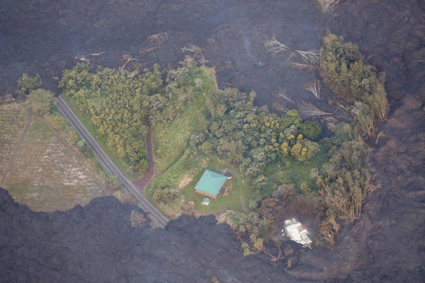 La lava del volcán Kilauea destroza viviendas en el área Kapoho, de Hawaii. 