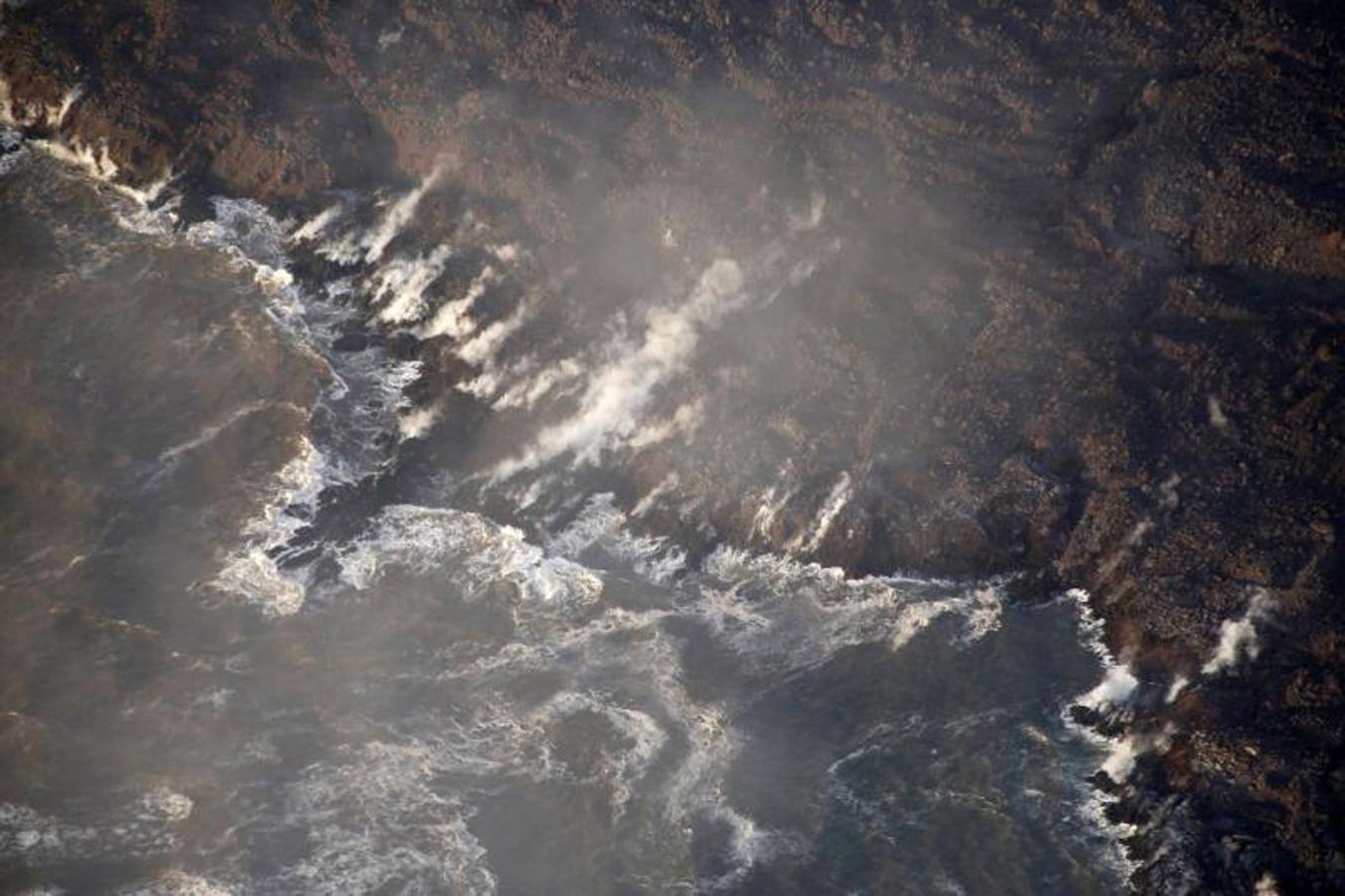 La lava del volcán Kilauea destroza viviendas en el área Kapoho, de Hawaii. 