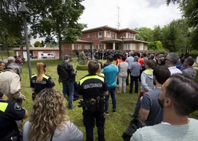 Imagen secundaria 1 - Homenajean en Hernani al ertzaina fallecido en un accidente de tráfico en Leioa