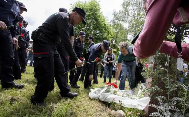 Los compañeros del agente fallecido, en la ofrenda floral.