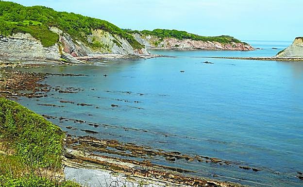 Sendero litoral de Iparralde. Esta es una de las preciosas vistas que el paseante podrá disfrutar en la travesía de este domingo.