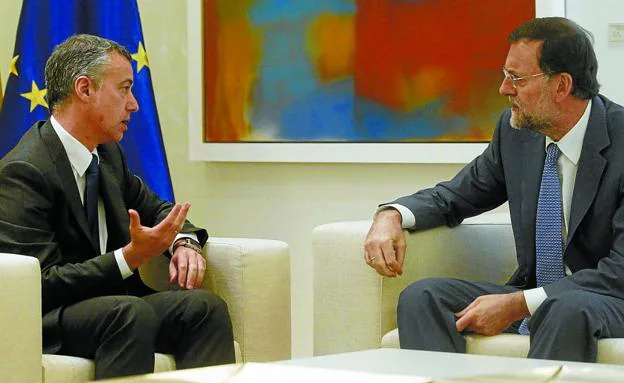 El lehendakari, Iñigo Urkullu, y el expresidente del Gobierno Mariano Rajoy, en una de las reuniones que mantuvieron en La Moncloa.