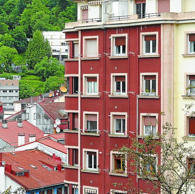 Las reformas de fachadas son numerosas en Eibar. 