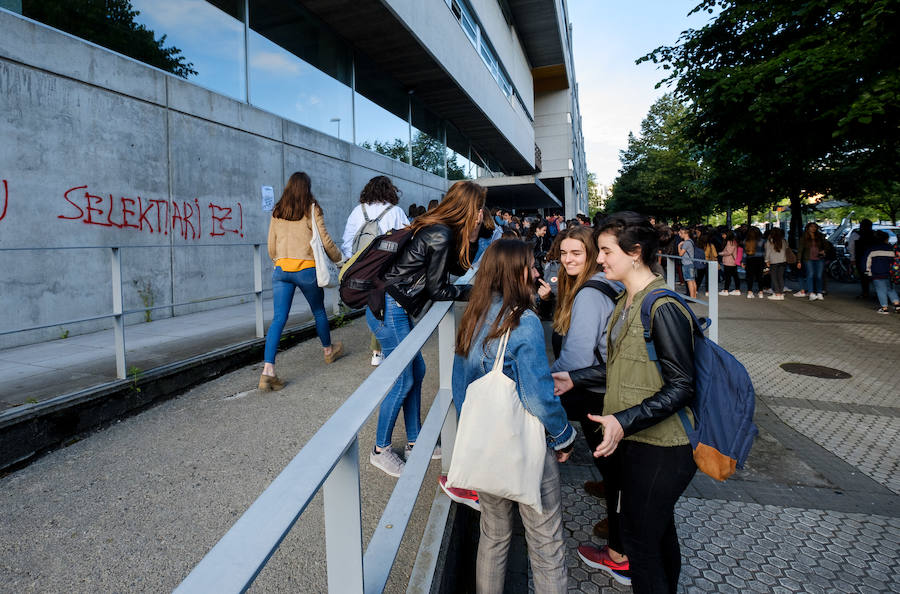 Más de 11.000 alumnos vascos han iniciado esta mañana las pruebas de acceso a la universidad. Las prueba de selectividad durarán tres días,