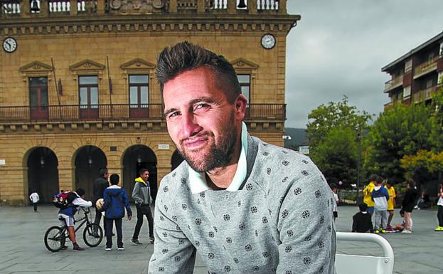 Juan Domínguez, en la plaza San Juan de Irun.