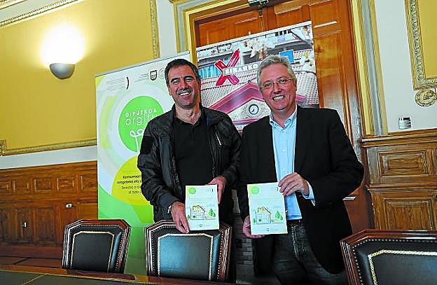 Miguel de los Toyos y José Ignacio Asensio, ayer en el Ayuntamiento. 