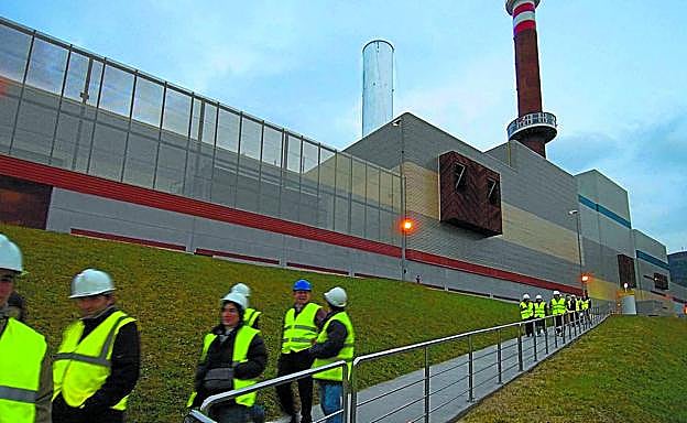 Operarios salen de la incineradora de Zabalgarbi, planta en la que recalarán parte de los residuos de Gipuzkoa después del verano.
