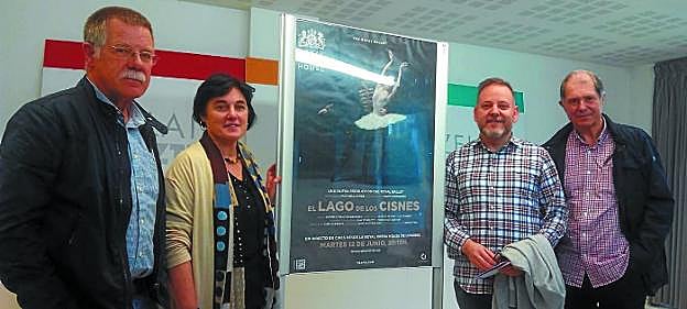 Presentación. Amigos de la ópera ayer junto al cartel del ballet 'El lago de los cisnes'. 