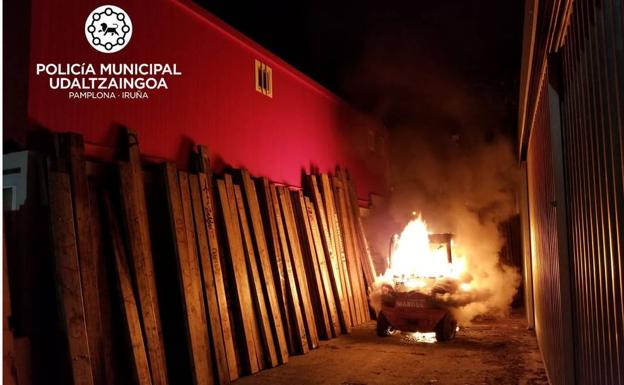 Los animalistas prendieron fuego a una máquina elevadora utilizada para transportar las piezas del vallado 