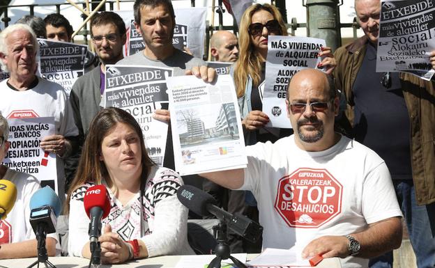 La rueda de prensa celebrada en el Boulevard donostiarra en la que se ha denunciado la situación de la familia de Enara