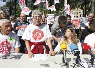 Imagen secundaria 1 - Stop Desahucios denuncia el drama de una donostiarra con cuatro hijos a punto de quedarse en la calle al vencerle el alquiler de su vivienda y sin alternativas