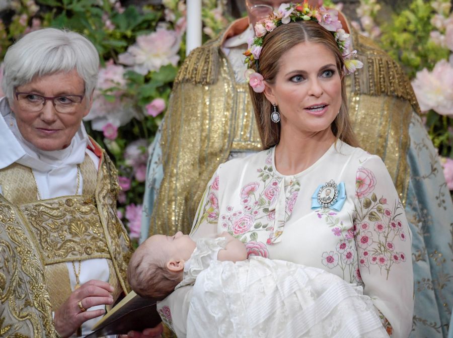 La capilla del Palacio de Drottningholm, a las afueras de Estocolmo ha acogido este viernes el bautizo de la princesa Adrienne, tercera hija de la princesa Madeleine y de su marido Christopher O'Neill.
